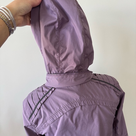 Lululemon 🍋 Light Weight Purple Hooded Jacket - Picture 6 of 13